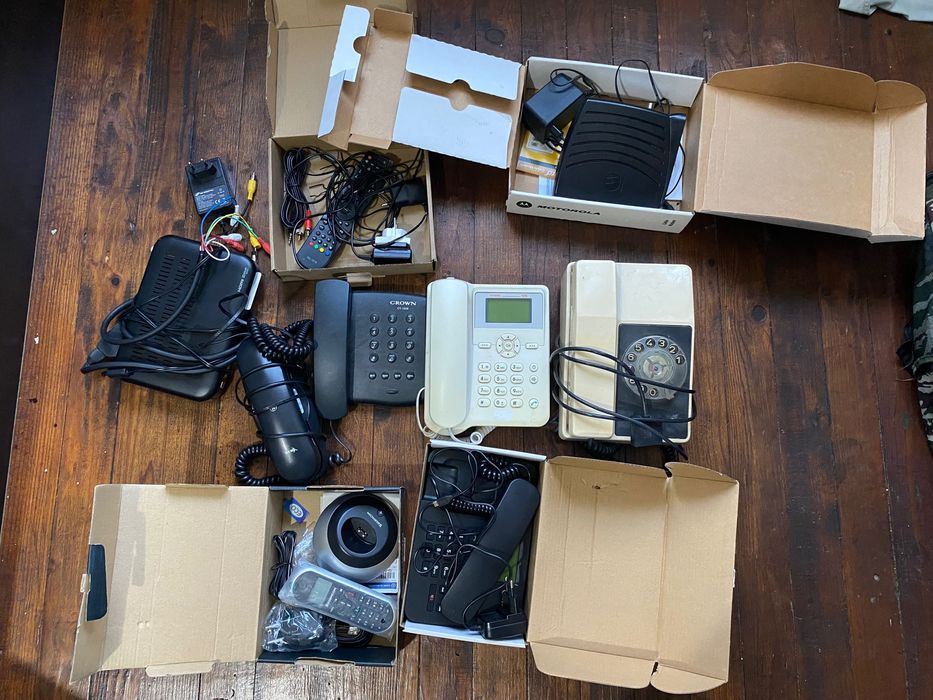 Лот от стари телефони и приемници -50Лв.