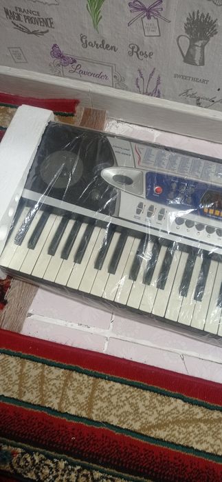 Синтезатор в каробке в рабочем состоянии