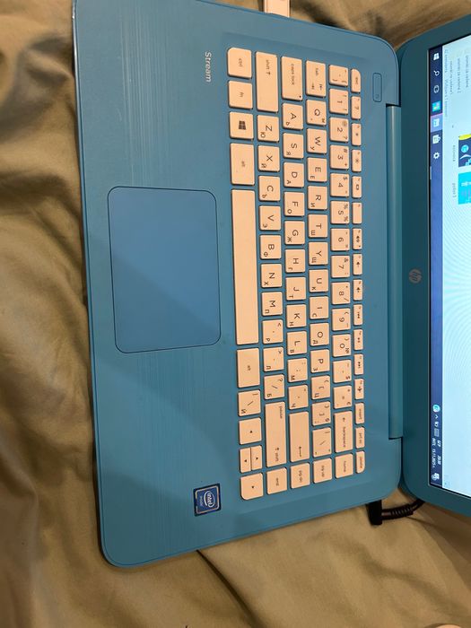 Лаптоп hp син цвят