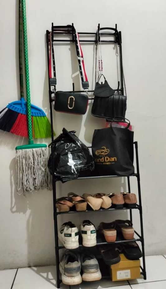 Закачалка за дрехи в коридора за съхранение на шапки, чанти и обувки
