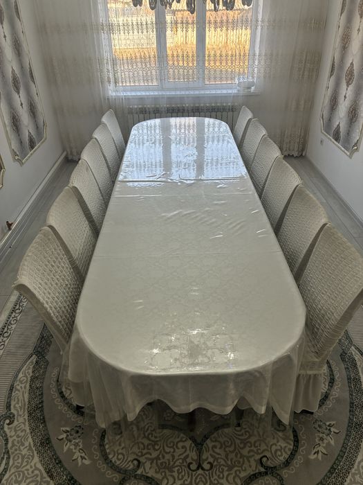 Столы и стулья.