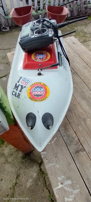 Лодка за захранване много стабилна