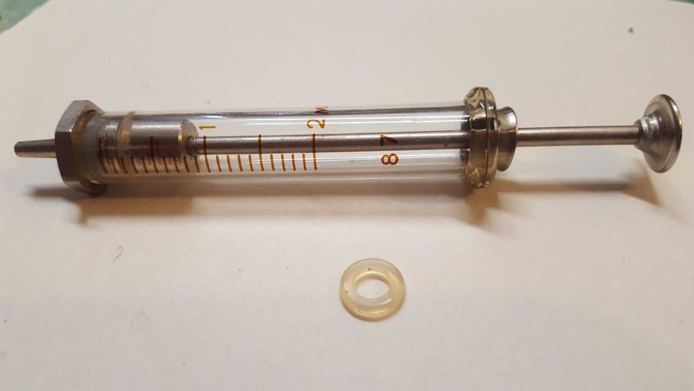 стъклена спринцовка 2 мл.