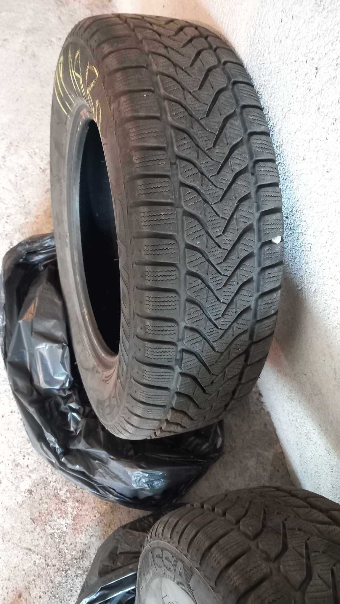 Продавам зимни гуми  14"