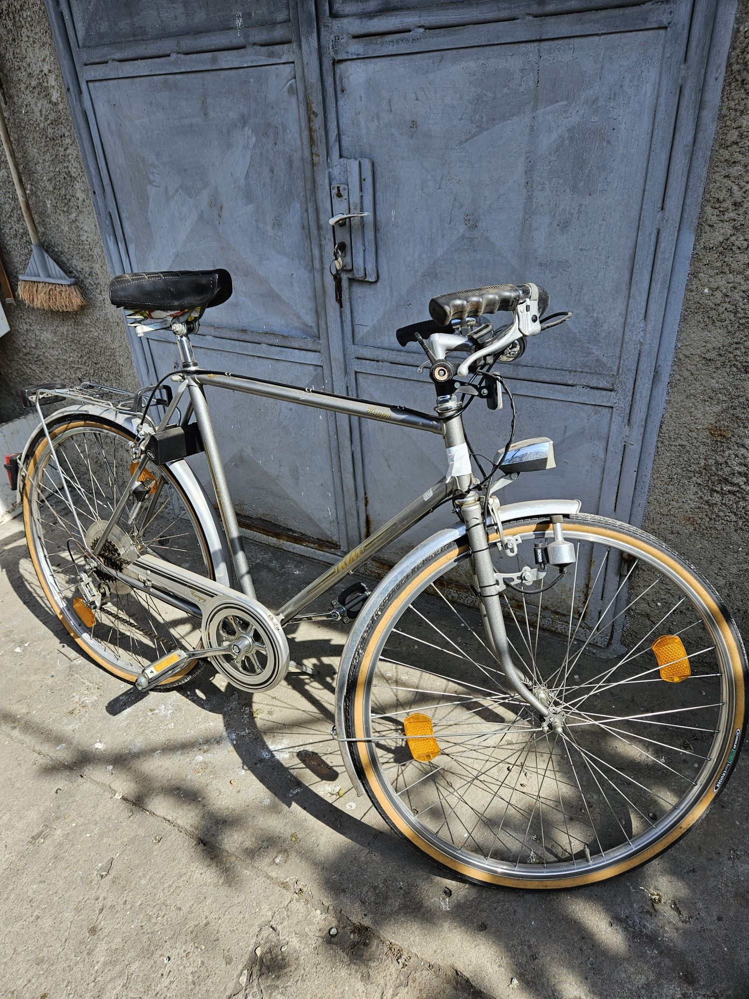 Vând 2 biciclete fitness, biciclete normale,și mașină de tuns gazon.