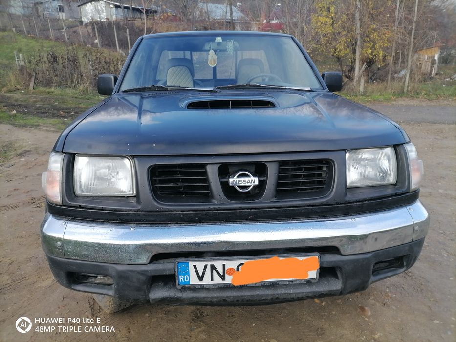 Vând nissan navara