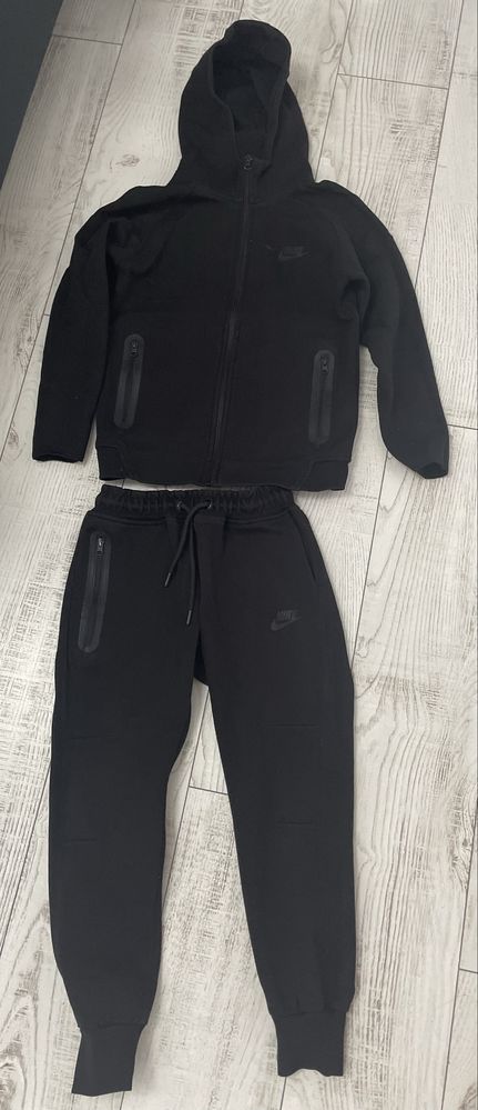 Анцунг Nike tech
