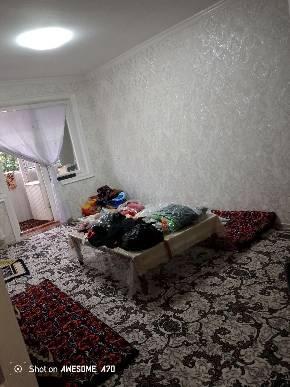 Kirgili 16-maktab oldida 2- etaj 1-xona 2 xonaqilingan uy sotiladi
