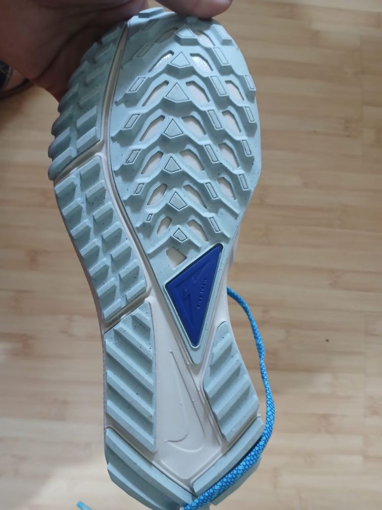 adidasi nike react