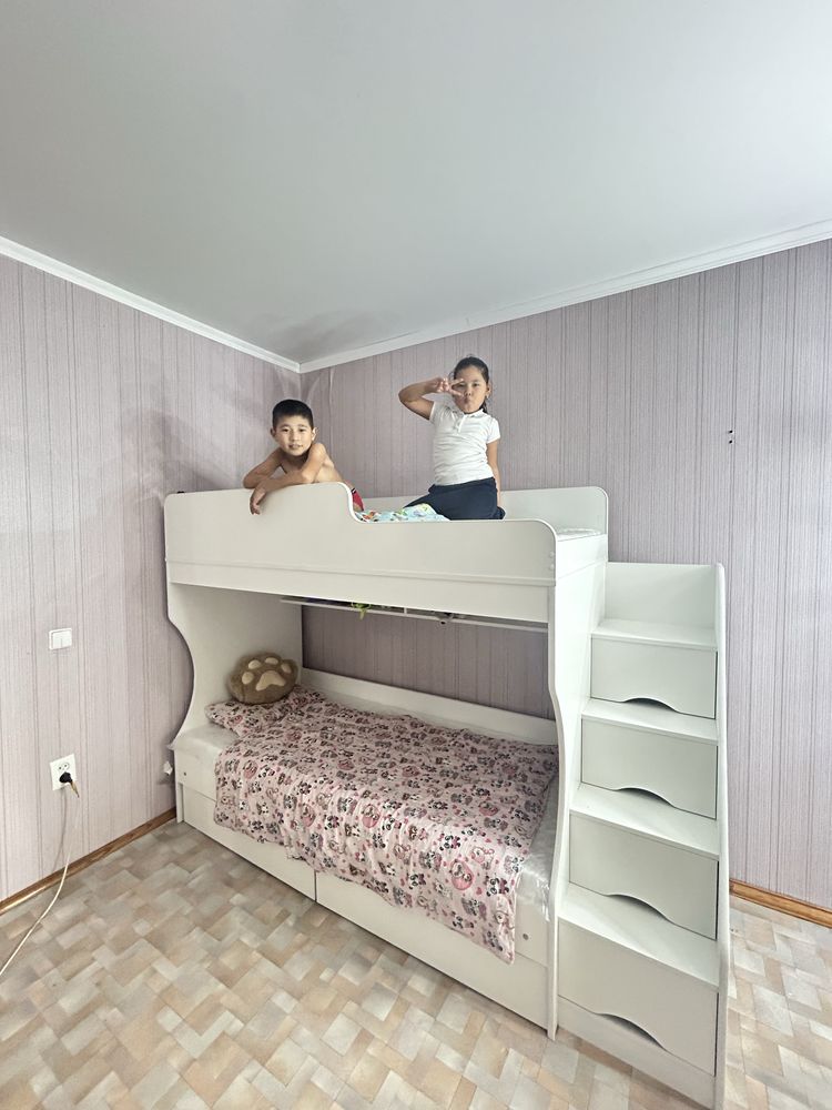 Продам двухяростую кровать