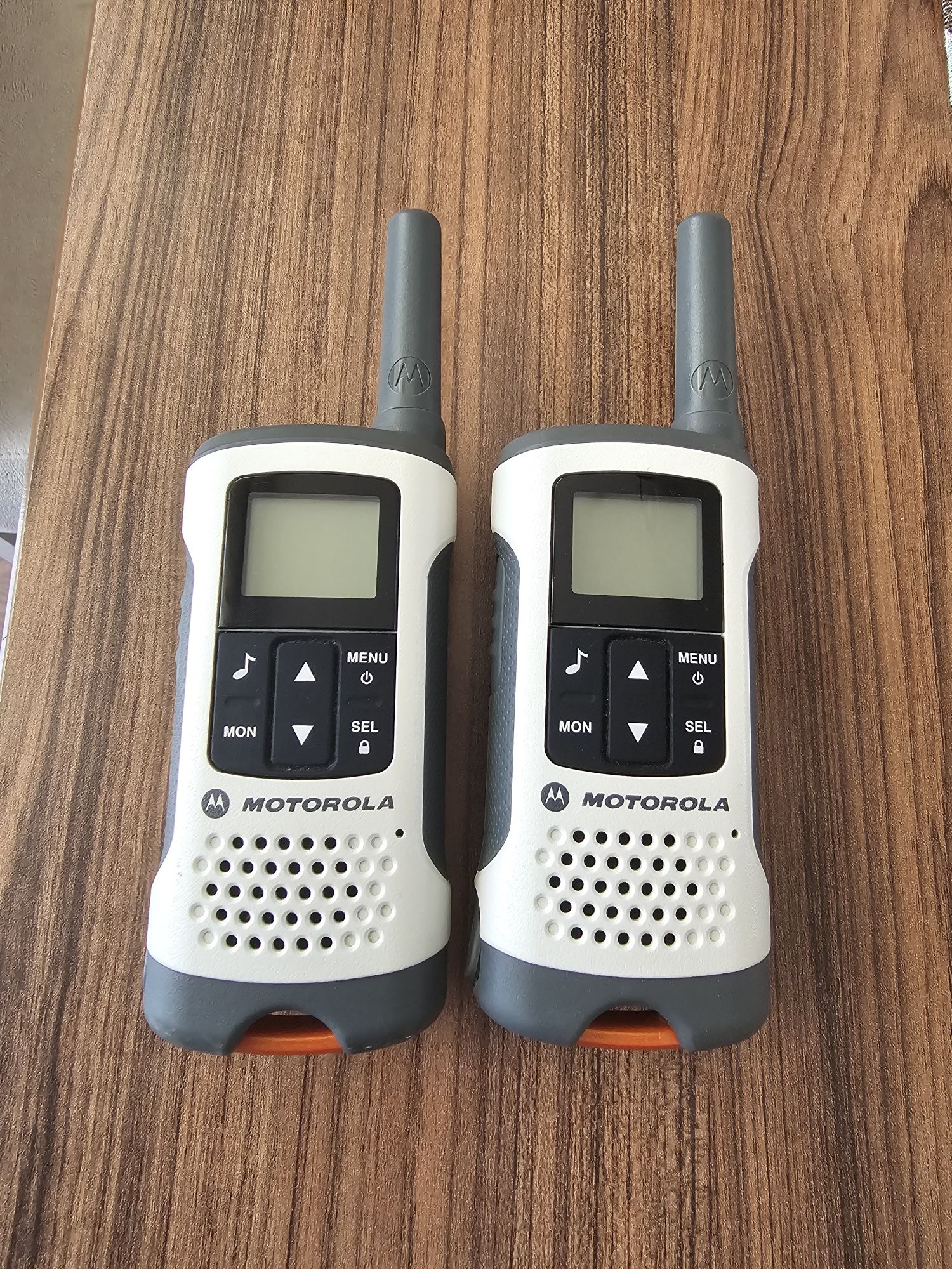 Set 2 statii walkie talkie Motorola TLKR T50