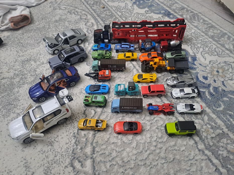 Машинки почти все железные есть хотвилсы цена за всё