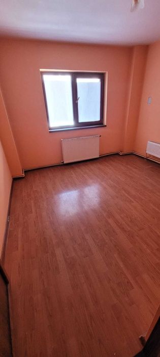 vand apartament 4 camere