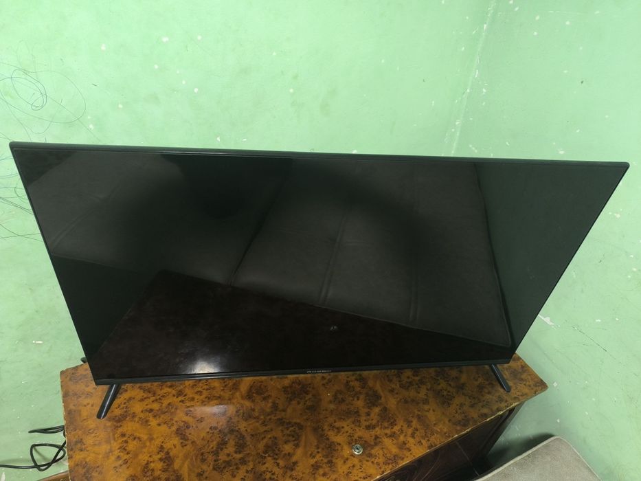 Televizor Rosso 43 dyumli