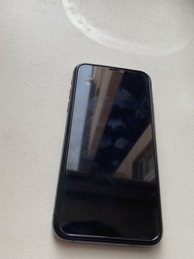 телефон iPhone XS черного цвета