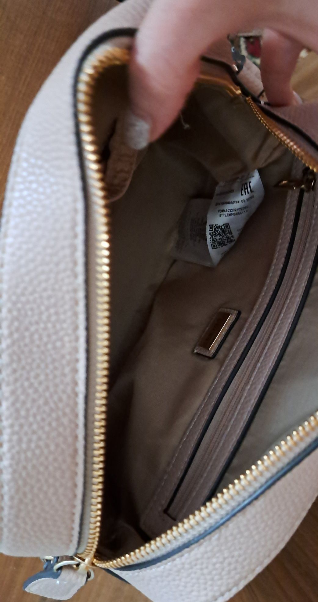 Сумка guess, покупалась в оригинальном магазине, бирка белая.