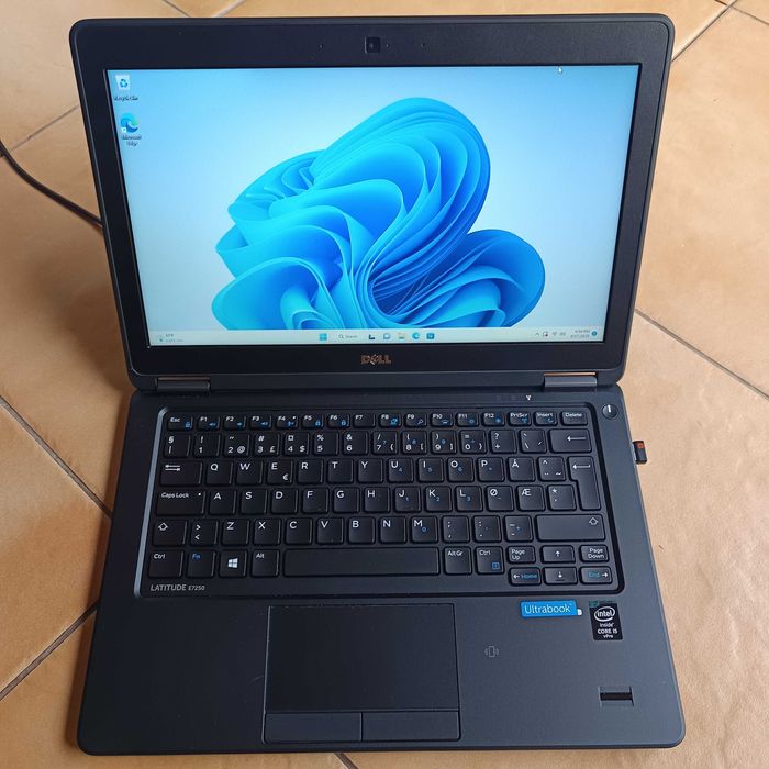 Laptop Dell Latitude E7250 I5 5300U 12.5 inch 256 SSD Ram 8Gb