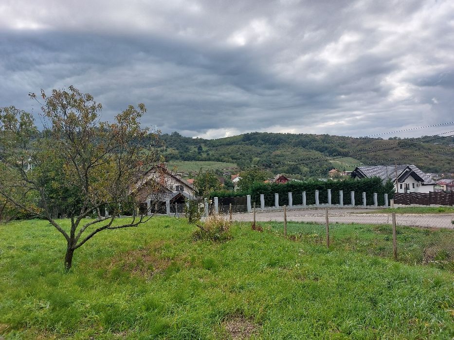 Teren intravilan front 100 m