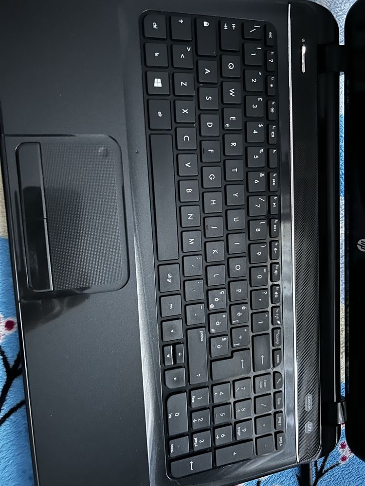 Vând laptop pentru piese