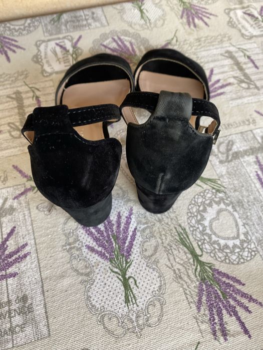 Vand pantofi negri cu toc