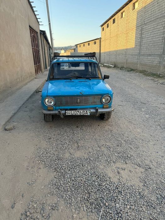 Vaz 2102 xolat o'rta yurib turgan moshina