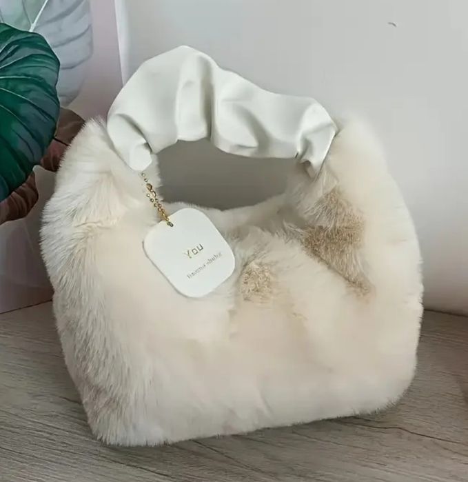 Крутая меховая шапка  белая сумка рюкзак чемодан