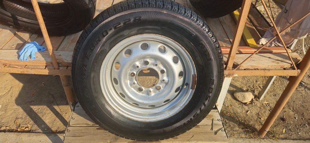 Шины зимние 205/75/15 запаскада турган.ниванын дискасы