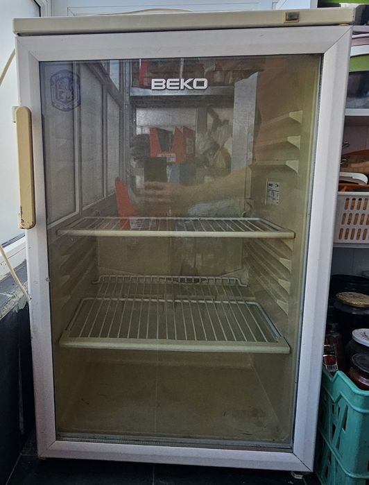 Работещ мини хладилник Beko със стъклена врата