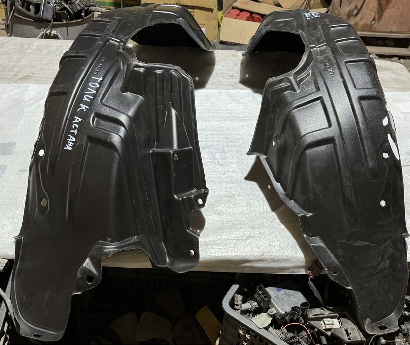 Задний пластиковый подкрылок на Toyota Camry 40, 45
