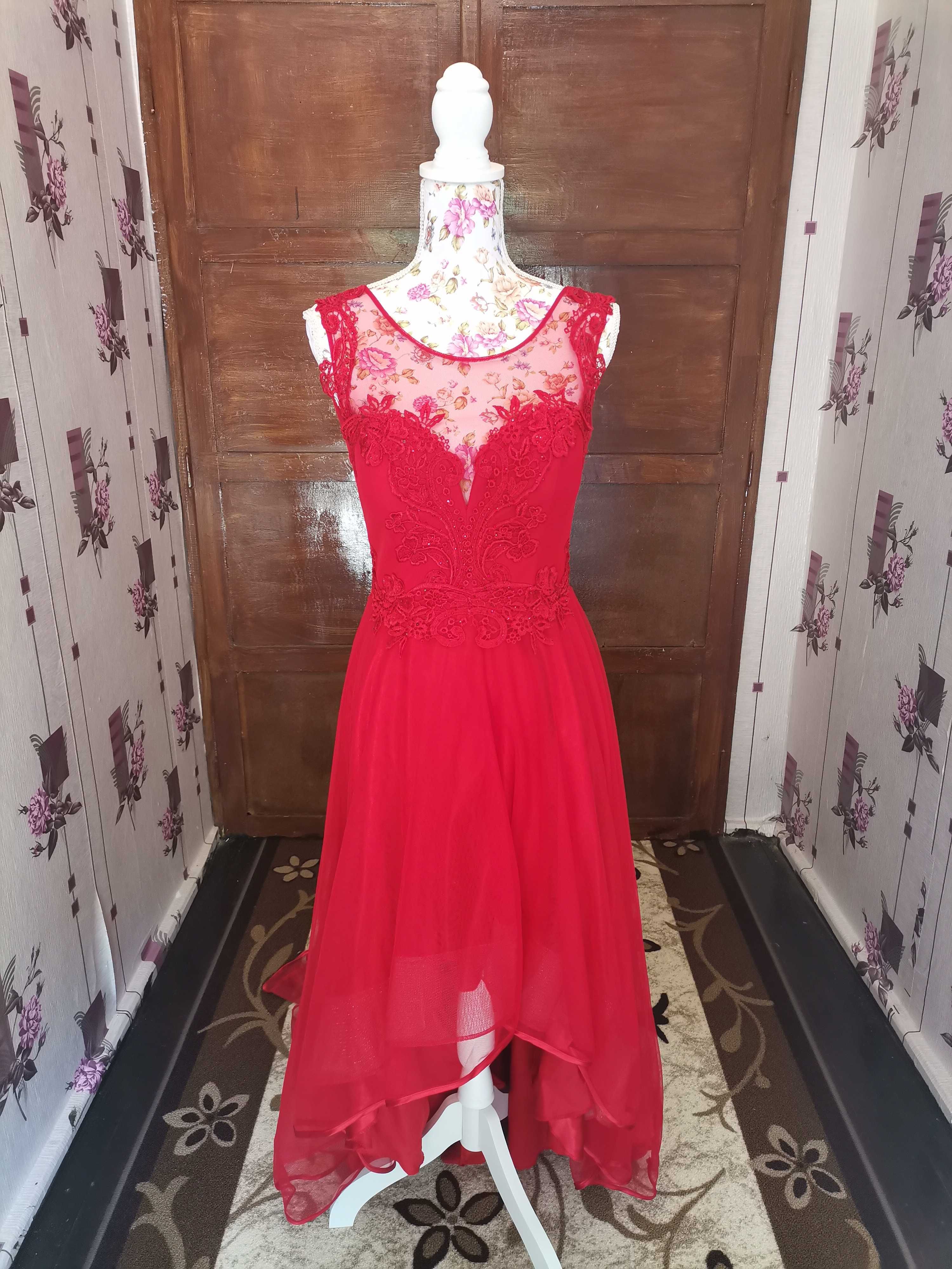 Червена Бална рокля с бродерия