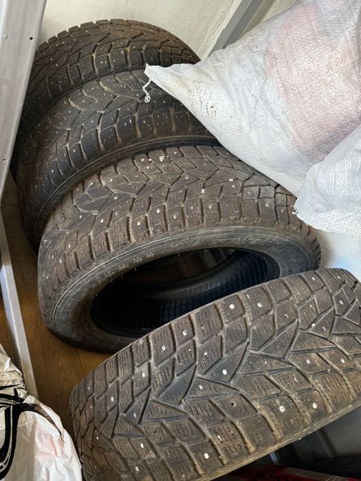 Продам шины шипованные Dunlop 205/60/16