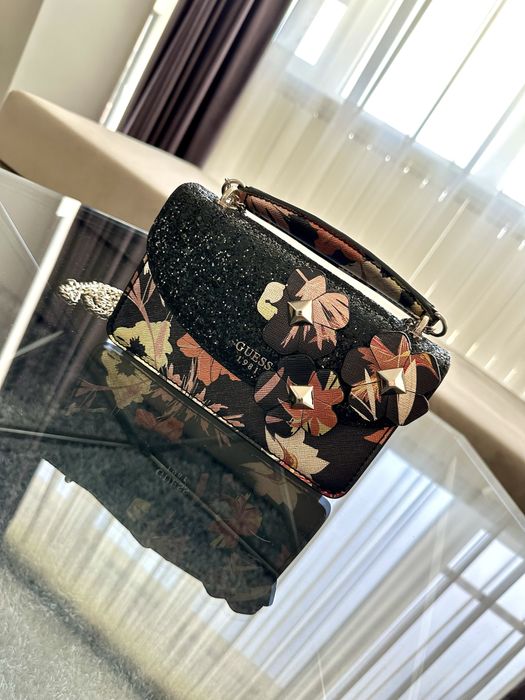 Чантичка Guess с цветя