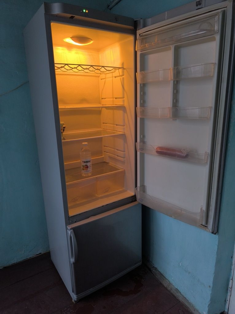 Продается двухкамерный холодильник