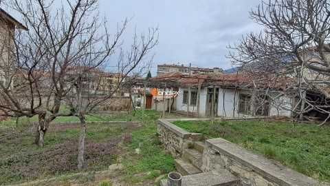 Продават се: Две къщи с двор 493 кв.м в гр.Карлово