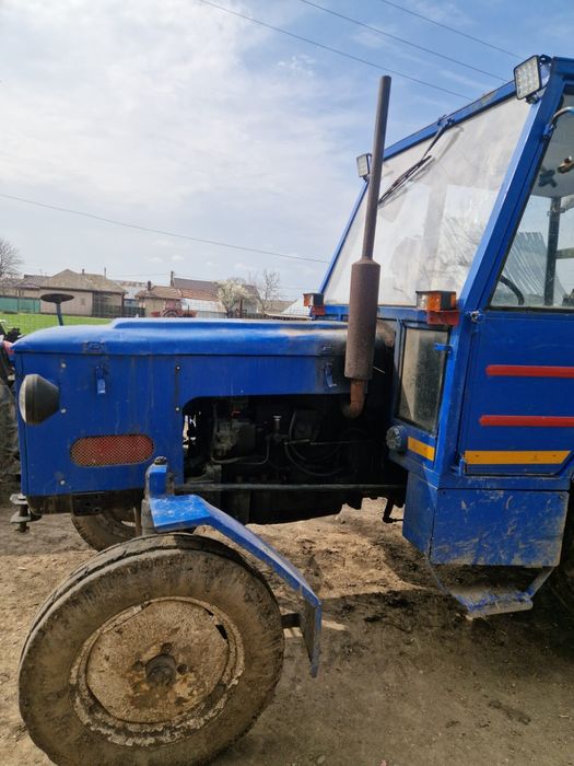 Vând tractor zetor tractorul merge foarte bn se poate proba