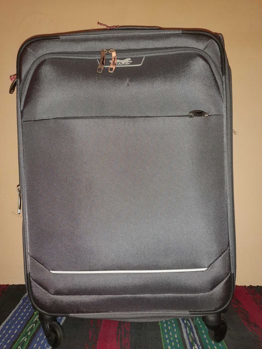 Продавам нов куфар среден