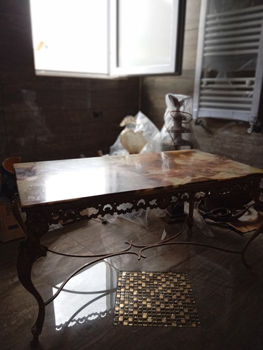 Masa din bronz și marmură