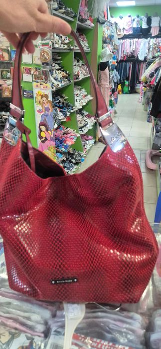 Продавам червена дамска чанта.