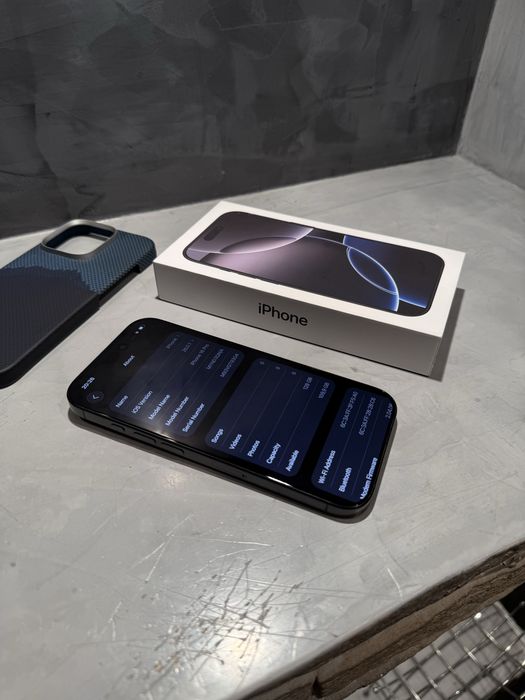 КАТО ЧИСТО НОВ Iphone 16 Pro Black + подарък Pitaka case