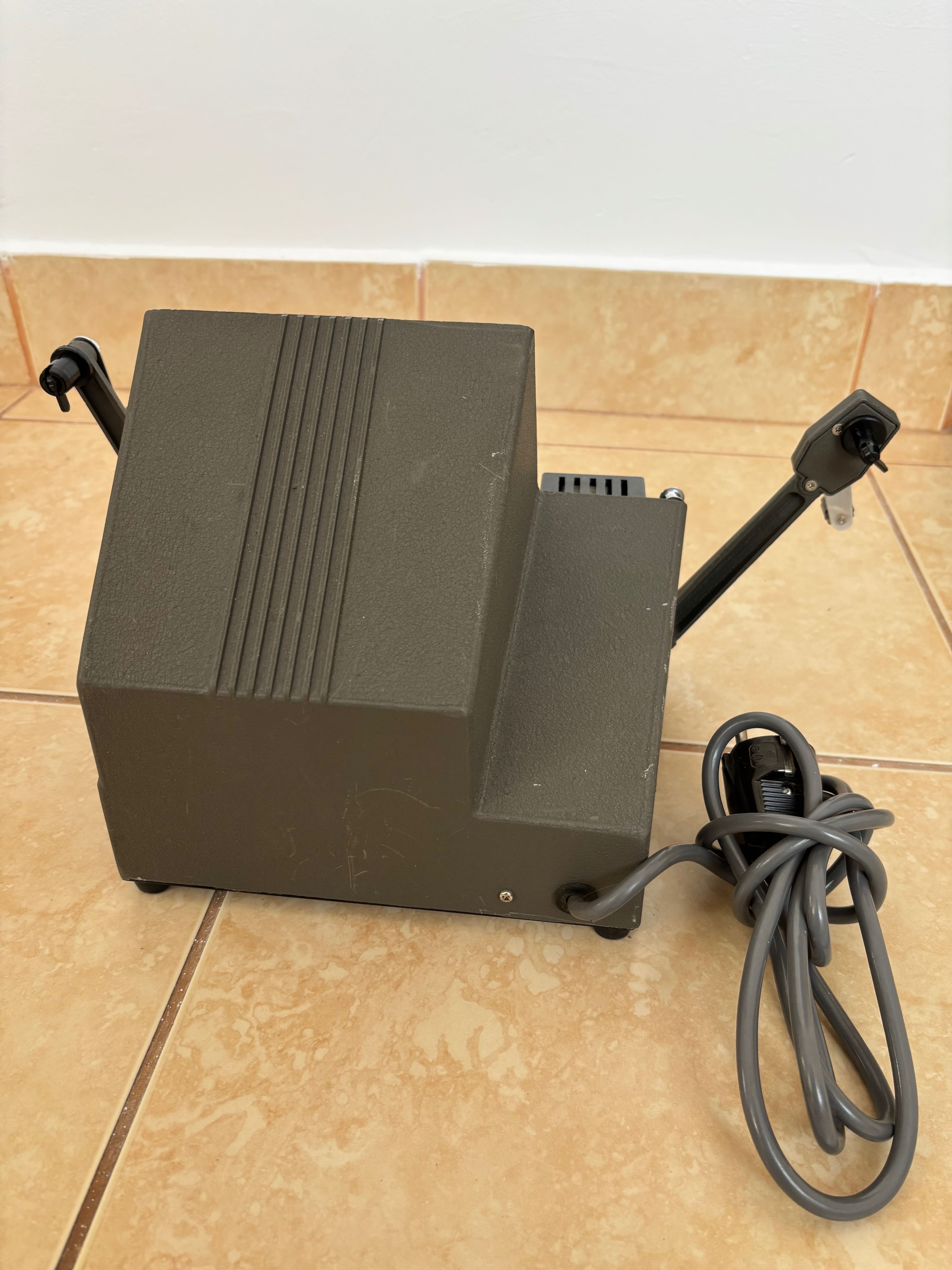 Revue Universal 130 pentru vizionarea filmelor Super 8