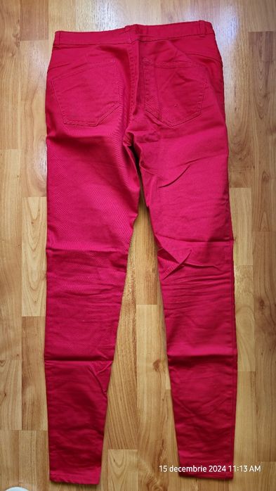 Pantaloni roșii casual