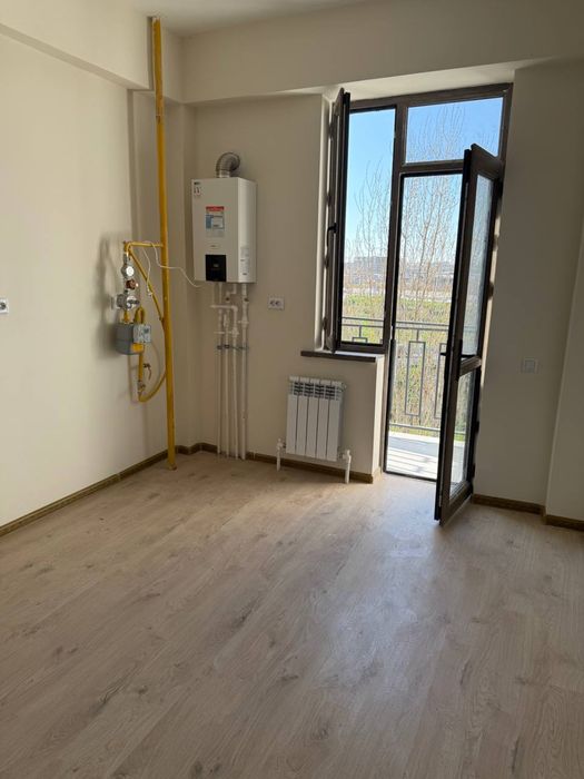 sergile moshina bozor mostini yonida Turon avtosalon yonida