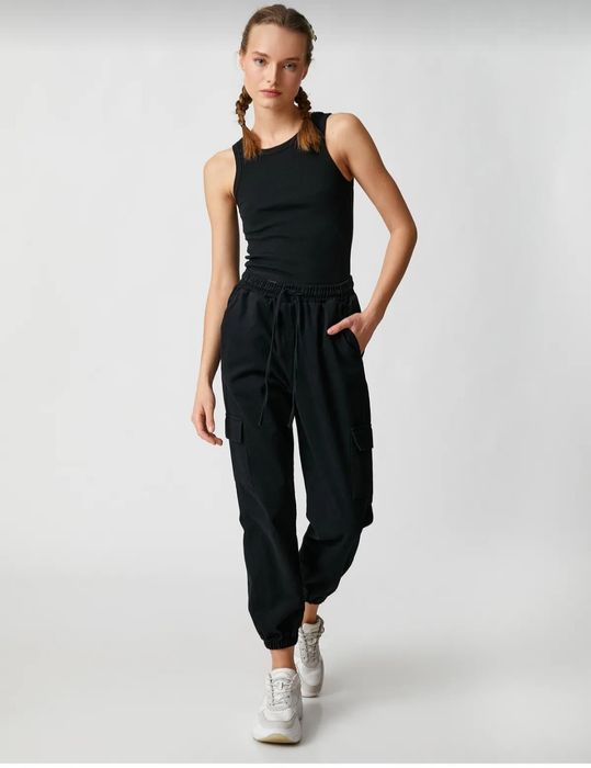 Pantaloni negri cu buzunare marime S