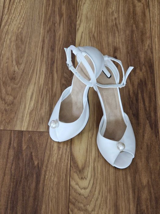 Vand sandale mireasă mărimea 36