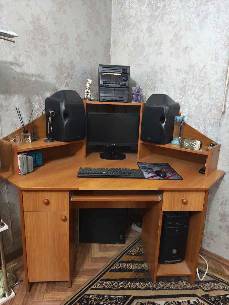 Компьютерный стол