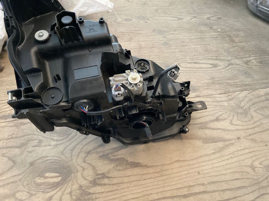 Оригинален Ляв фар за Lexus IS 200,250,300. 15-19.