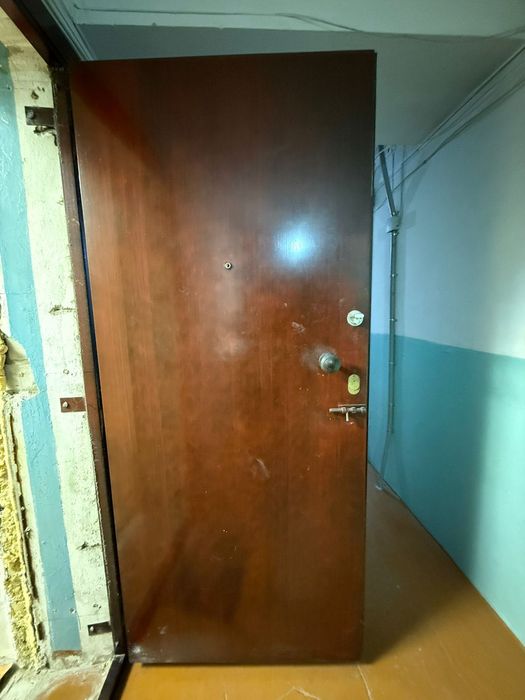 Продам входную металлическую дверь