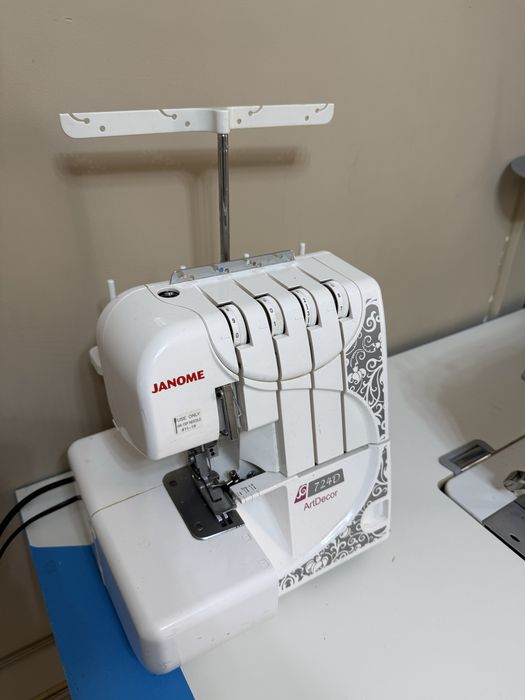 Janome ArtDecor 724D оверлог машина
