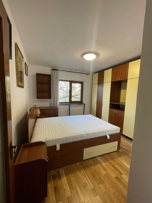 Inchiriez ap 3 camere decomandate in centru