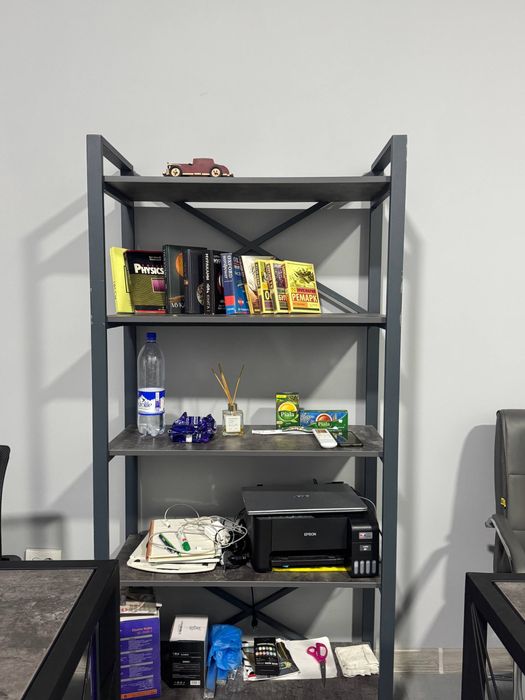 Офисные мебели и телевизор